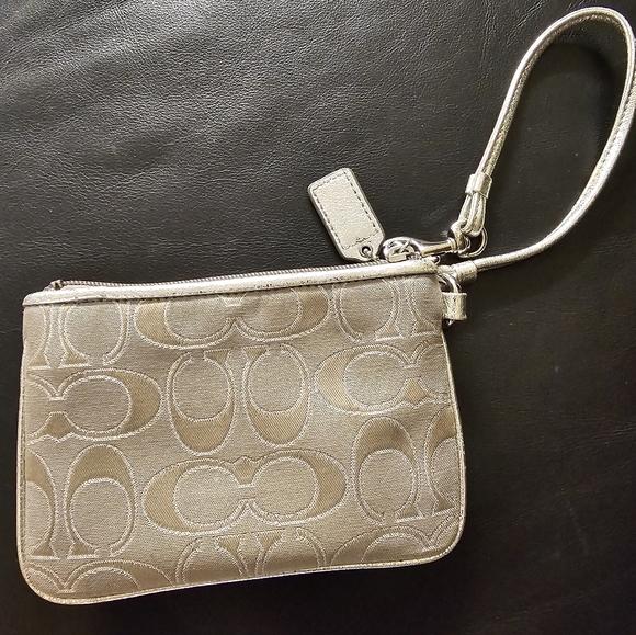 Coach Poppy Silver Wristlet EUC - Picture 4 of 16